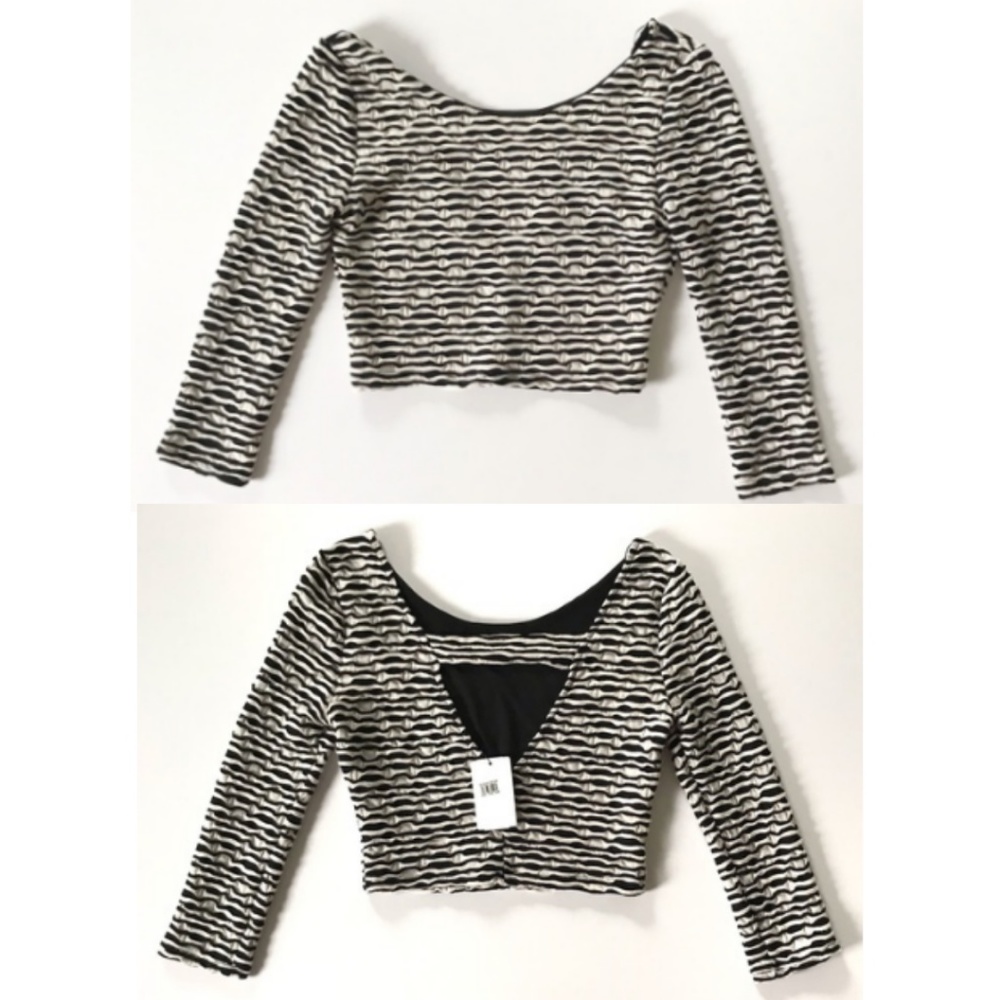 ASTR | NWT, B&W Print Stretch Crop Top w Sleeves